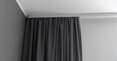 Карнизы, которые хочется трогать: про текстуру и материал